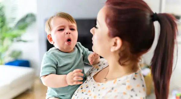 Jak zasuszyć pryszcza szybko? Domowe triki i apteczne hity na noc.