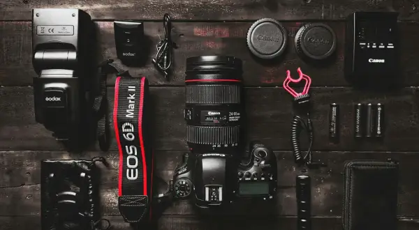 Fotoreportaż z aparatem Canon EOS 6D Mark II, obiektywem 24-105mm, lampą Godox i akcesoriami.