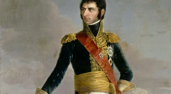 Porträtt av Jean Baptiste Bernadotte, en framstående militär och blivande svensk kung, i ståtlig uniform med röd sash och gyllene detaljer.