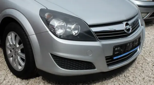 Srebrny Opel Astra z przodu, brakuje tablicy rejestracyjnej.