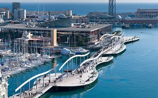 Barcelona nad morzem? Odkryj plaże, port i atrakcje!