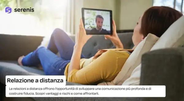 Donna su divano in videochiamata con partner. Psicologia delle relazioni a distanza: comunicazione e fiducia.