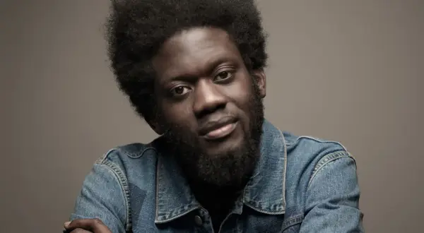 Michael Kiwanuka w dżinsowej kurtce, gotowy na koncert.