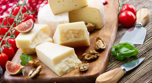 Serowe bloki, pomidorki, figi i orzechy. Szukasz, czym zastąpić parmezan? Oto inspiracja!