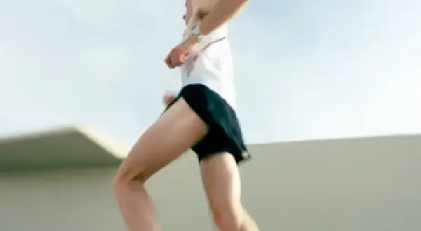 Atleta corre a tutta velocità, puntando alla sua vam, velocità aerobica massima.