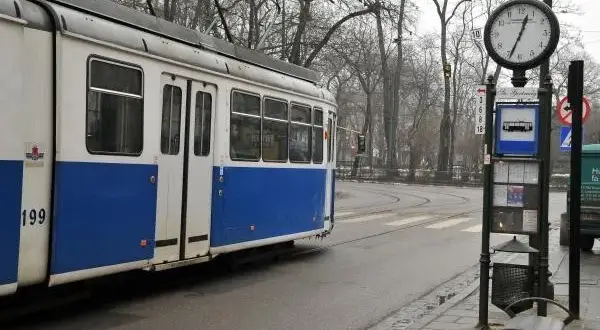 Jak dojechać do osiedla złotego wieku w Krakowie - sprawdź trasy i transport