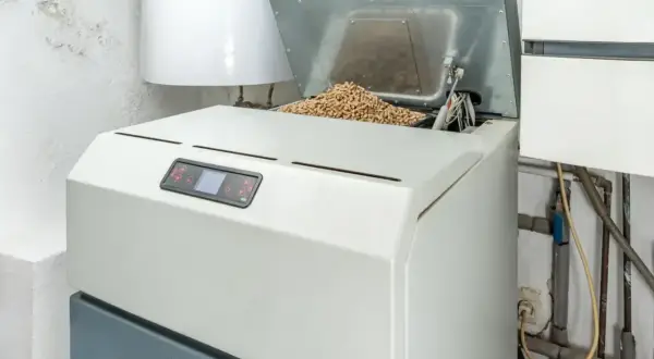 Piec na pellet z otwartym zasobnikiem pełnym paliwa. Czy w piecu na pellet można palić trocinami? To pytanie nurtuje wielu użytkowników.