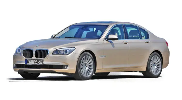 Eleganckie, beżowe BMW 7 F01 z przyciemnianymi szybami i chromowanymi detalami, prezentujące się na białym tle.