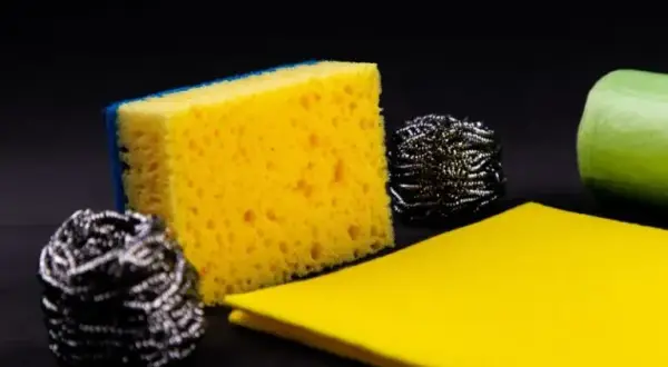 Skuteczne sposoby na mycie szafek kuchennych z tłuszczu bez wysiłku