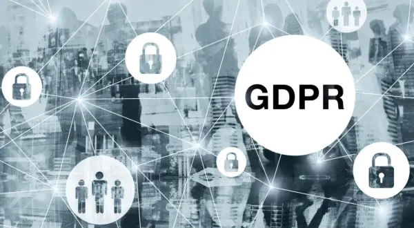Grafika przedstawia symbol GDPR, kłódki i sylwetki ludzi połączone liniami, symbolizujące ochronę danych.