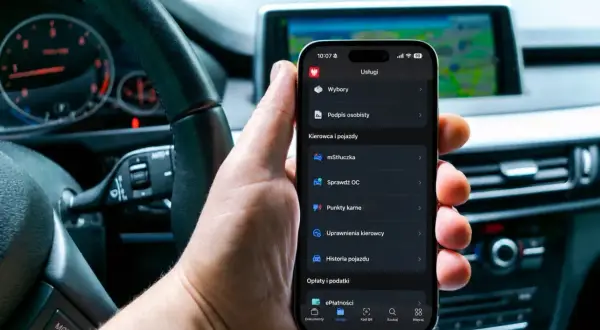 Dłoń trzyma smartfon z aplikacją, gdzie można dokonać **cepik sprawdzenie OC**. W tle widać wnętrze samochodu.
