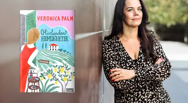 Veronica Palm, författare till "Olivlundars hemligheter", lutar sig mot en vägg.