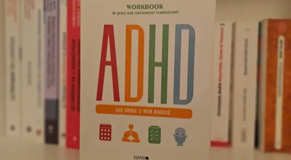 Książka "ADHD. Jak sobie z nim radzić" Karoliny Grzywacz, workbook do pracy nad codziennymi trudnościami, wspierający terapię ADHD.