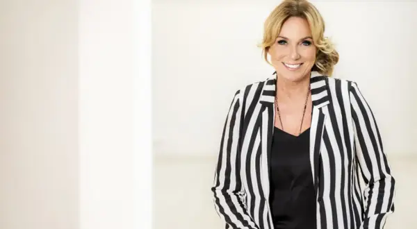 Ann Lundberg ler glatt i en randig kavaj.