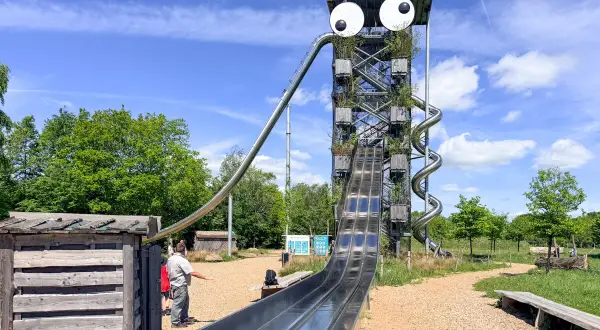 Wieża z wielkimi oczami w wow park Billund zaprasza na zjeżdżalnie.