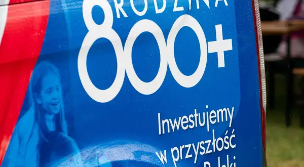 Niebieski baner z napisem "800+" i zdjęciami dzieci.