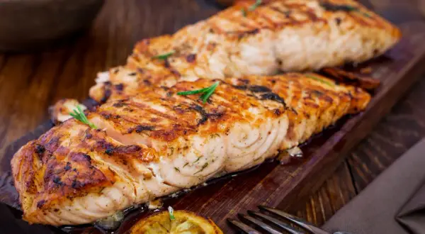 Två saftiga laxfiléer med grillränder, garnerade med rosmarin. Perfekt för ditt nästa grill recept.