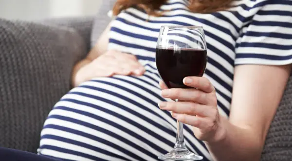 Czy picie alkoholu w ciąży jest karalne? Oto, co musisz wiedzieć