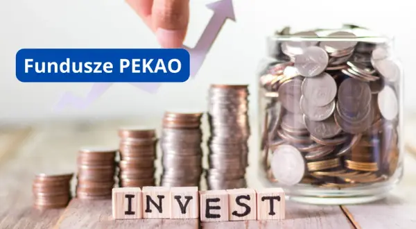 Fundusze PEKAO – pionier dynamicznych spółek. Stosy monet i słoik pełen oszczędności symbolizują wzrost kapitału.