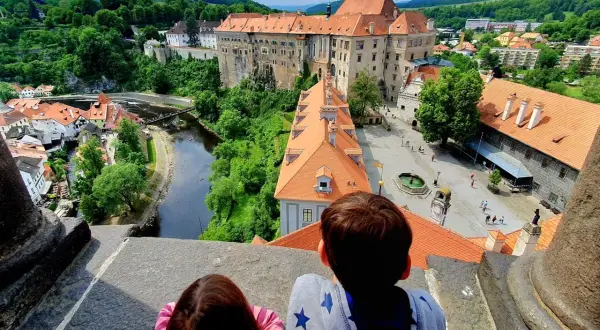 Kinder genießen den Ausblick auf die Burg und die Stadt. Ein perfekter Tschechien Urlaub mit Kindern, voller Geschichte und Abenteuer.