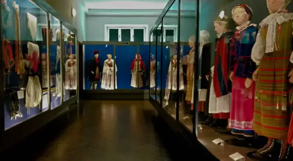 Wystawa tradycyjnych strojów ludowych w Krakowie. Warto odwiedzić darmowe muzea, by zobaczyć te piękne eksponaty.