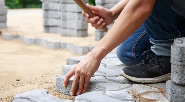 Ile trwa układanie kostki brukowej? Sprawdź czas i czynniki wpływające