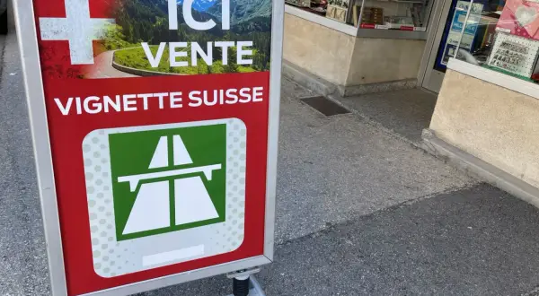 Panneau "Ici vente vignette suisse" avec un paysage alpin. Idéal pour votre séjour de 10 jours en Suisse.