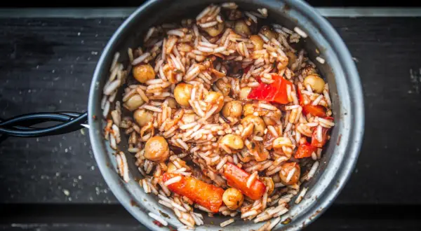 En kastrull med ris, kikärtor och paprika. Ett enkelt campingmat recept som passar perfekt på vandringen.
