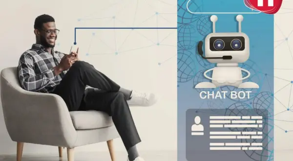 Un homme souriant utilise son téléphone, connecté à un chatbot exemple.