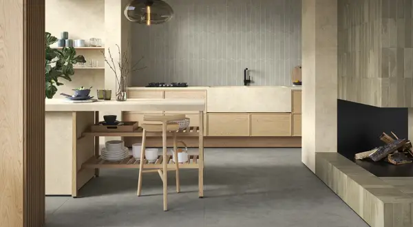 Cucina moderna con finiture in pittura colore sabbia del deserto, isola centrale in legno e camino.