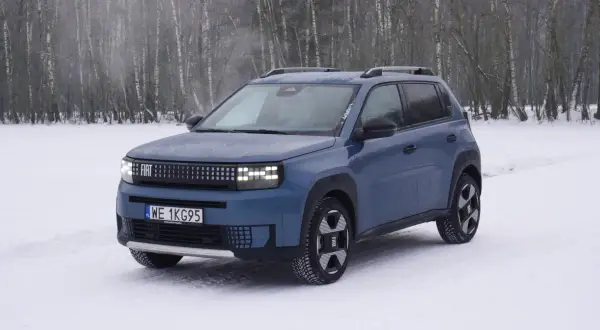 Niebieski Fiat Panda w zimowej scenerii, gotowy na wielką przygodę.