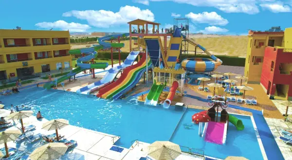 Wesołe zjeżdżalnie wodne i baseny w Casa Mare Resort, idealne miejsce na rodzinne wakacje. Opinie gości potwierdzają świetną zabawę!