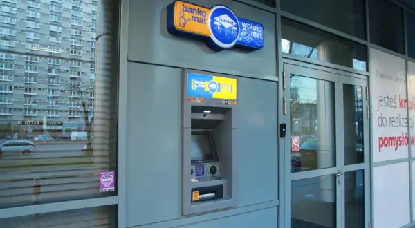 Bankomat Euronet, idealny do wypłaty gotówki z konta Credit Agricole. Wygodnie i szybko.