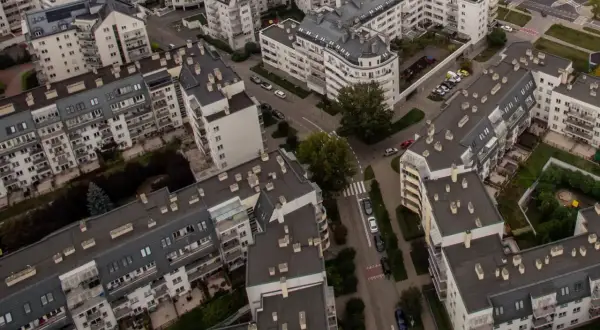 Osiedle z blokami mieszkalnymi, gdzie mieszkanie m3 co to znaczy, to po prostu lokal mieszkalny o określonym metrażu, widoczne z lotu ptaka.