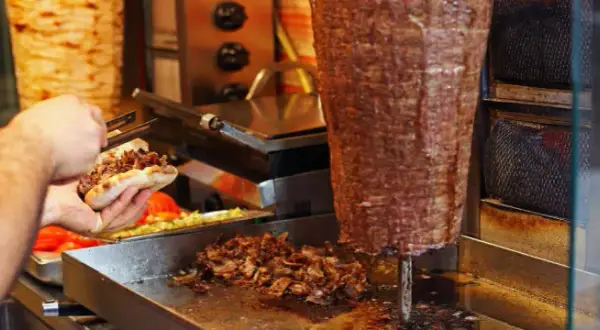Ile gram mięsa w kebabie? Zaskakujące różnice w ilości!