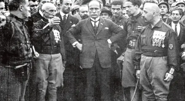 Czarne koszule co to? Historia i wpływ faszystowskiej organizacji