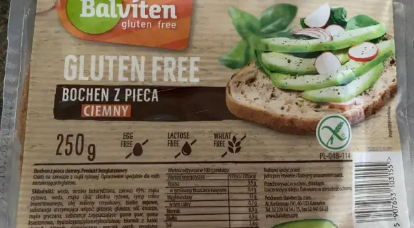 Chleb bezglutenowy Balviten ciemny z awokado i rzodkiewką na kromce.