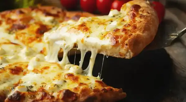 Rozciągający się, gorący ser na pizzy. Idealny przykład, jaki ser do pizzy wybrać, by uzyskać taki efekt.