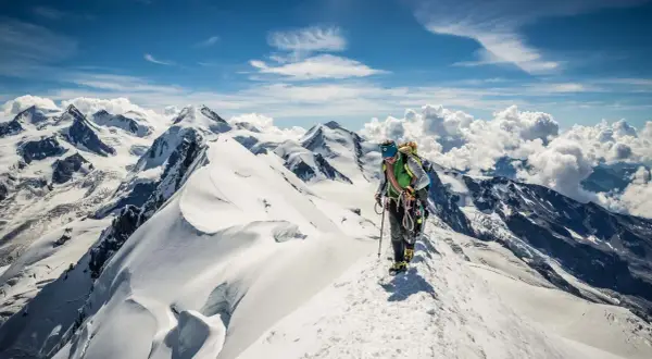 Bergsteiger auf einem schneebedeckten Grat, die Aussicht ist wie eine spaghetti runde.
