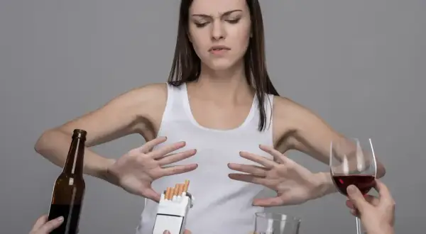 Kobieta odrzuca alkohol i papierosy. Zastanawia się, ile promili po lampce wina mogłaby mieć.