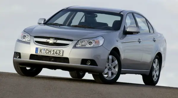 Silver Chevrolet Epica står på en grusväg.