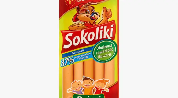 Opakowanie parówek Sokoliki z wizerunkiem wesołego zwierzątka i dzieci. Produkt bez osłonki, z obniżoną zawartością tłuszczu.
