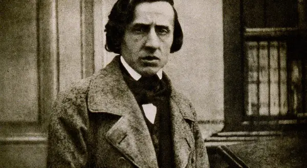 Portret Fryderyka Chopina. Czy wiesz, że uwielbiał grać na fortepianie w ciemności? Oto ciekawe fryderyk chopin ciekawostki.