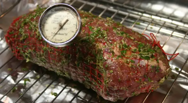 Råstek med termometer, redo för ugnen. Ett av många fransyska recept för en lyckad middag.