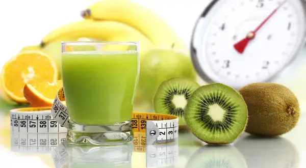 Centrifugati per dimagrire: un bicchiere di succo verde, kiwi, arancia, mele, banane e un metro da sarta.