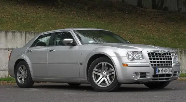 Opinie Chrysler 300C: jaki silnik wybrać, by uniknąć problemów?