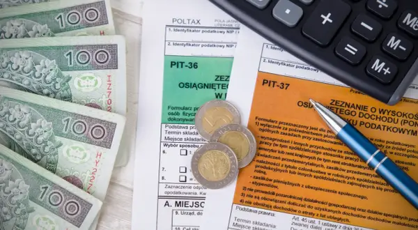 Złożenie PIT-37 lub PIT-36, gdzie zgłosić sprzedaż auta, wymaga wypełnienia formularza i złożenia go w urzędzie skarbowym.