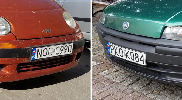 Dwa samochody, jeden czerwony z tablicą NOG C990, drugi zielony z tablicą PKO K084. Rejestracja WF na obu autach.