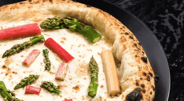 Pizza z kremowym fior di latte, szparagami i rabarbarem.