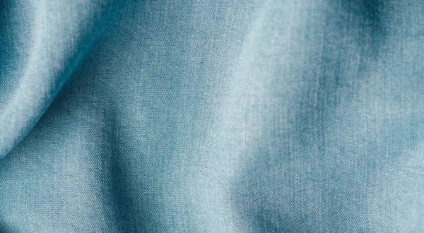 Blaues Lyocell-Gewebe mit feiner Webstruktur. Es ist lyocell elastisch und fühlt sich weich an.
